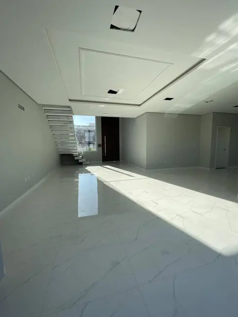 Sobrado com 3 quartos à venda, 215m2 em Canoas - RS - imagem 8 Foto 8 de Sobrado com 3 quartos à venda, 215m2 em Canoas - RS