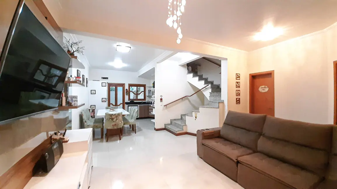Sobrado com 3 quartos à venda, 172m2 em Nossa Senhora das Graças, Canoas - RS - imagem 6 Foto 6 de Sobrado com 3 quartos à venda, 172m2 em Nossa Senhora das Graças, Canoas - RS