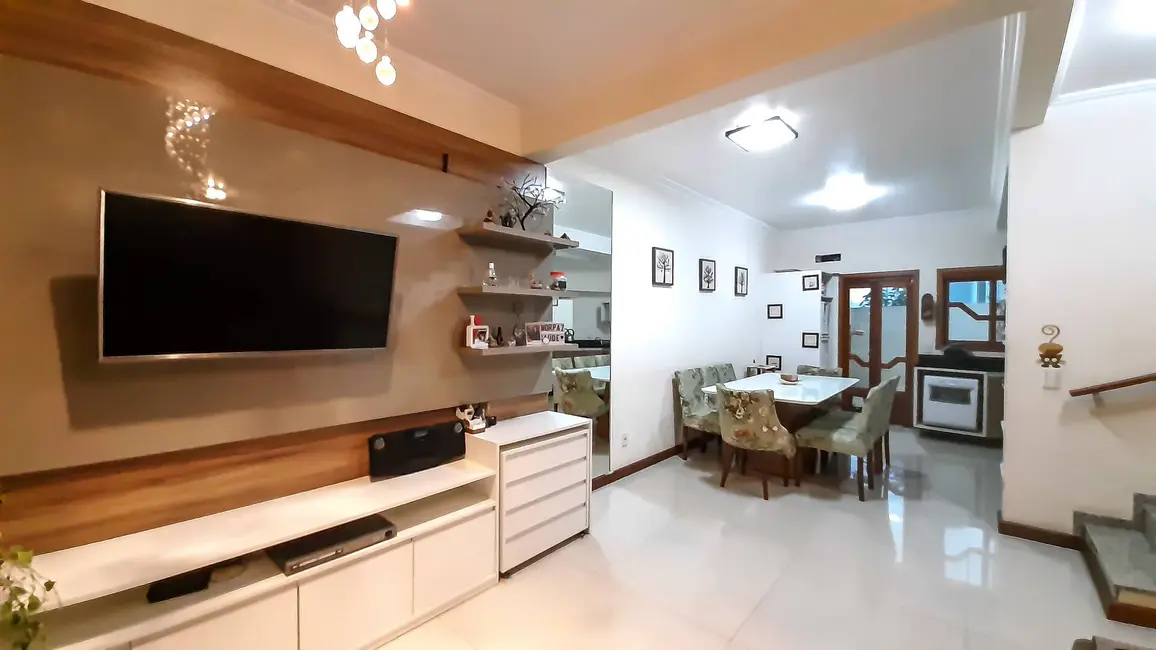 Sobrado com 3 quartos à venda, 172m2 em Nossa Senhora das Graças, Canoas - RS - imagem 2 Foto 2 de Sobrado com 3 quartos à venda, 172m2 em Nossa Senhora das Graças, Canoas - RS