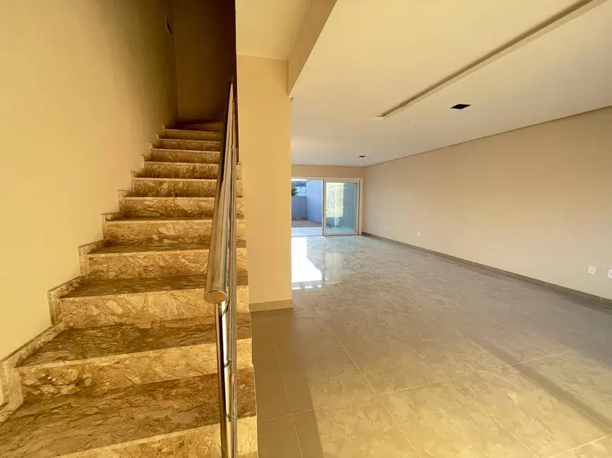 Sobrado com 3 quartos à venda, 117m2 em Canoas - RS - imagem 4 Foto 4 de Sobrado com 3 quartos à venda, 117m2 em Canoas - RS