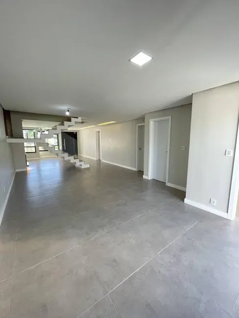 Sobrado com 5 quartos à venda, 215m2 em Canoas - RS - imagem 4 Foto 4 de Sobrado com 5 quartos à venda, 215m2 em Canoas - RS