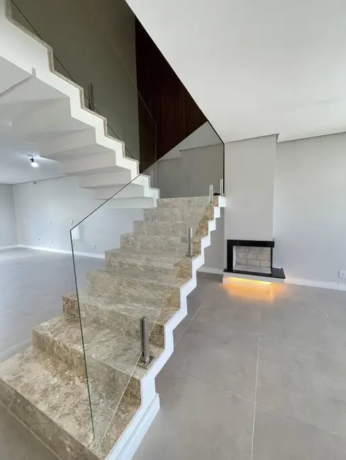 Sobrado com 5 quartos à venda, 215m2 em Canoas - RS - imagem 6 Foto 6 de Sobrado com 5 quartos à venda, 215m2 em Canoas - RS