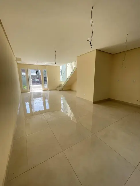 Sobrado com 3 quartos à venda, 122m2 em Estância Velha, Canoas - RS - imagem 6 Foto 6 de Sobrado com 3 quartos à venda, 122m2 em Estância Velha, Canoas - RS