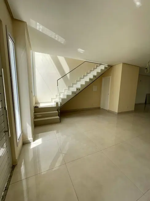 Sobrado com 3 quartos à venda, 122m2 em Estância Velha, Canoas - RS - imagem 4 Foto 4 de Sobrado com 3 quartos à venda, 122m2 em Estância Velha, Canoas - RS