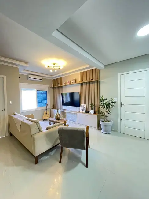 Sobrado com 3 quartos à venda, 160m2 em São José, Canoas - RS - imagem 5 Foto 5 de Sobrado com 3 quartos à venda, 160m2 em São José, Canoas - RS