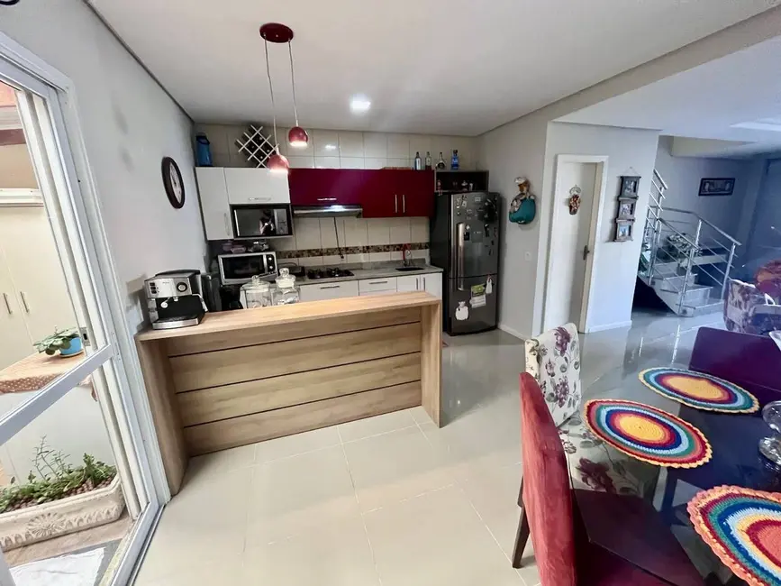 Sobrado com 3 quartos à venda, 147m2 em Igara, Canoas - RS - imagem 9 Foto 9 de Sobrado com 3 quartos à venda, 147m2 em Igara, Canoas - RS
