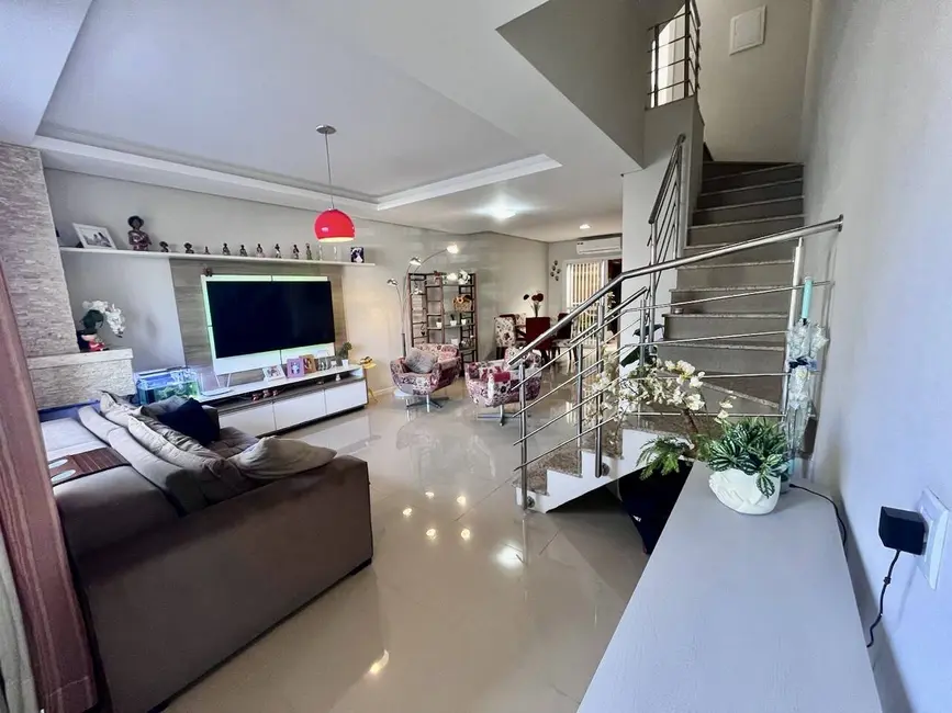 Sobrado com 3 quartos à venda, 147m2 em Igara, Canoas - RS - imagem 5 Foto 5 de Sobrado com 3 quartos à venda, 147m2 em Igara, Canoas - RS
