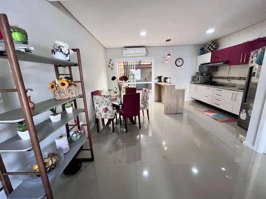 Sobrado com 3 quartos à venda, 147m2 em Igara, Canoas - RS - imagem 6 Foto 6 de Sobrado com 3 quartos à venda, 147m2 em Igara, Canoas - RS