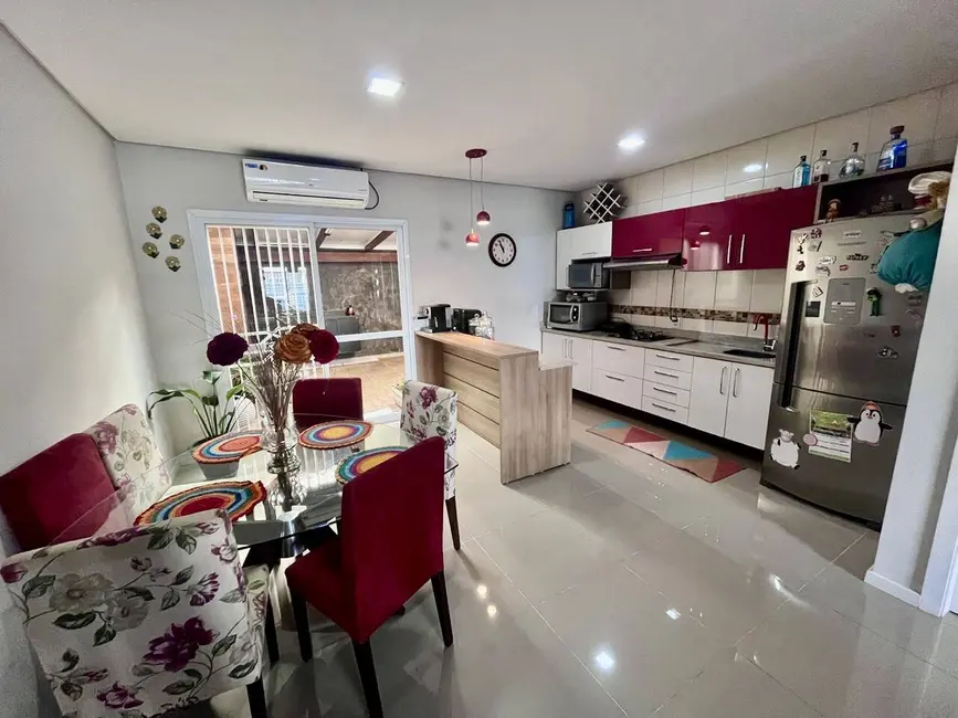 Sobrado com 3 quartos à venda, 147m2 em Igara, Canoas - RS - imagem 7 Foto 7 de Sobrado com 3 quartos à venda, 147m2 em Igara, Canoas - RS