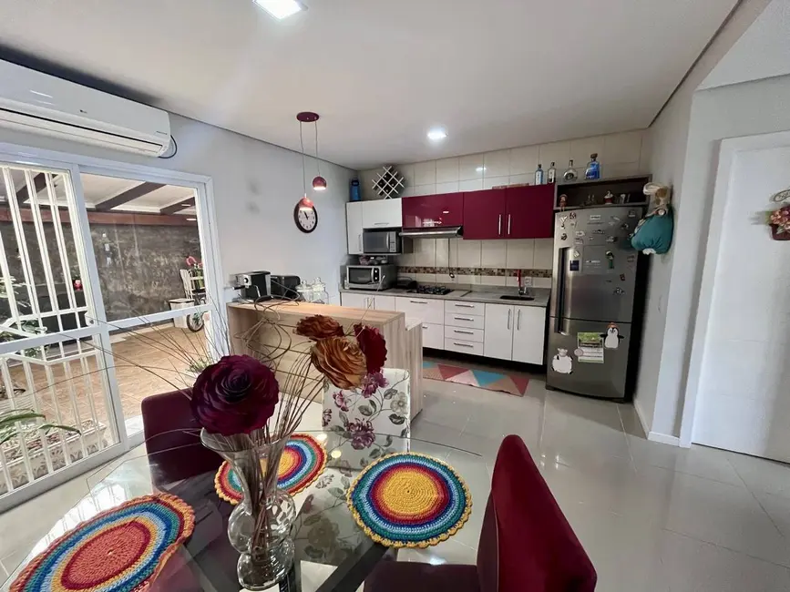 Sobrado com 3 quartos à venda, 147m2 em Igara, Canoas - RS - imagem 8 Foto 8 de Sobrado com 3 quartos à venda, 147m2 em Igara, Canoas - RS