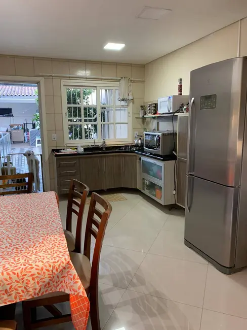Casa com 2 quartos à venda, 130m2 em Igara, Canoas - RS - imagem 6 Foto 6 de Casa com 2 quartos à venda, 130m2 em Igara, Canoas - RS