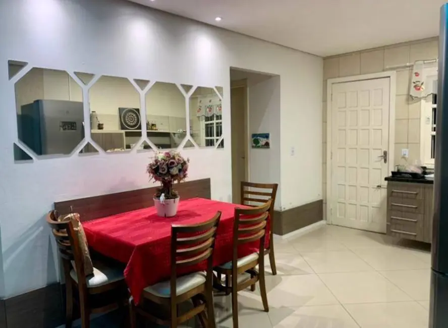 Casa com 2 quartos à venda, 130m2 em Igara, Canoas - RS - imagem 8 Foto 8 de Casa com 2 quartos à venda, 130m2 em Igara, Canoas - RS
