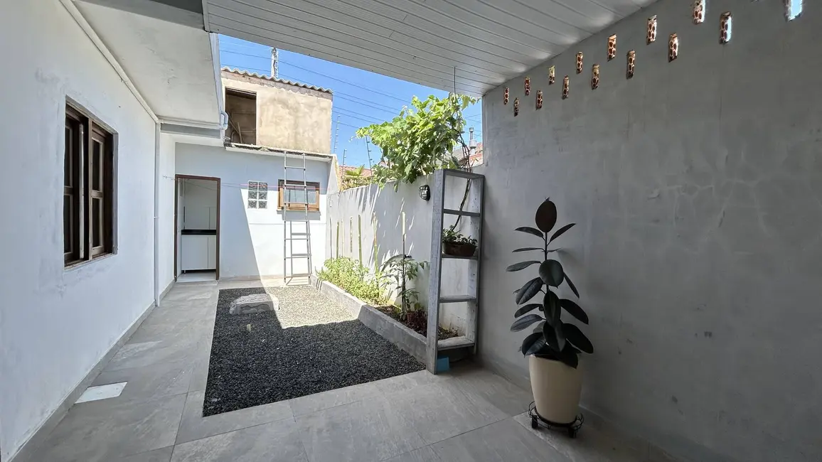 Casa com 2 quartos à venda, 57m2 em Igara, Canoas - RS - imagem 3 Foto 3 de Casa com 2 quartos à venda, 57m2 em Igara, Canoas - RS