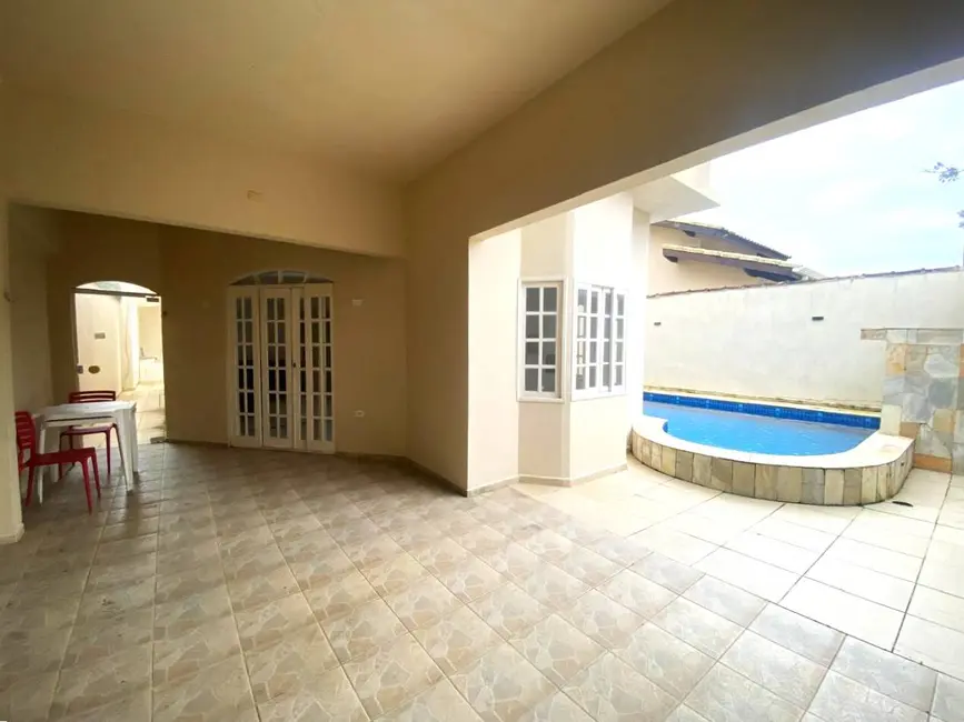 Casa com 3 quartos à venda e para alugar, 250m2 em Iguape - SP - imagem 3 Foto 3 de Casa com 3 quartos à venda e para alugar, 250m2 em Iguape - SP