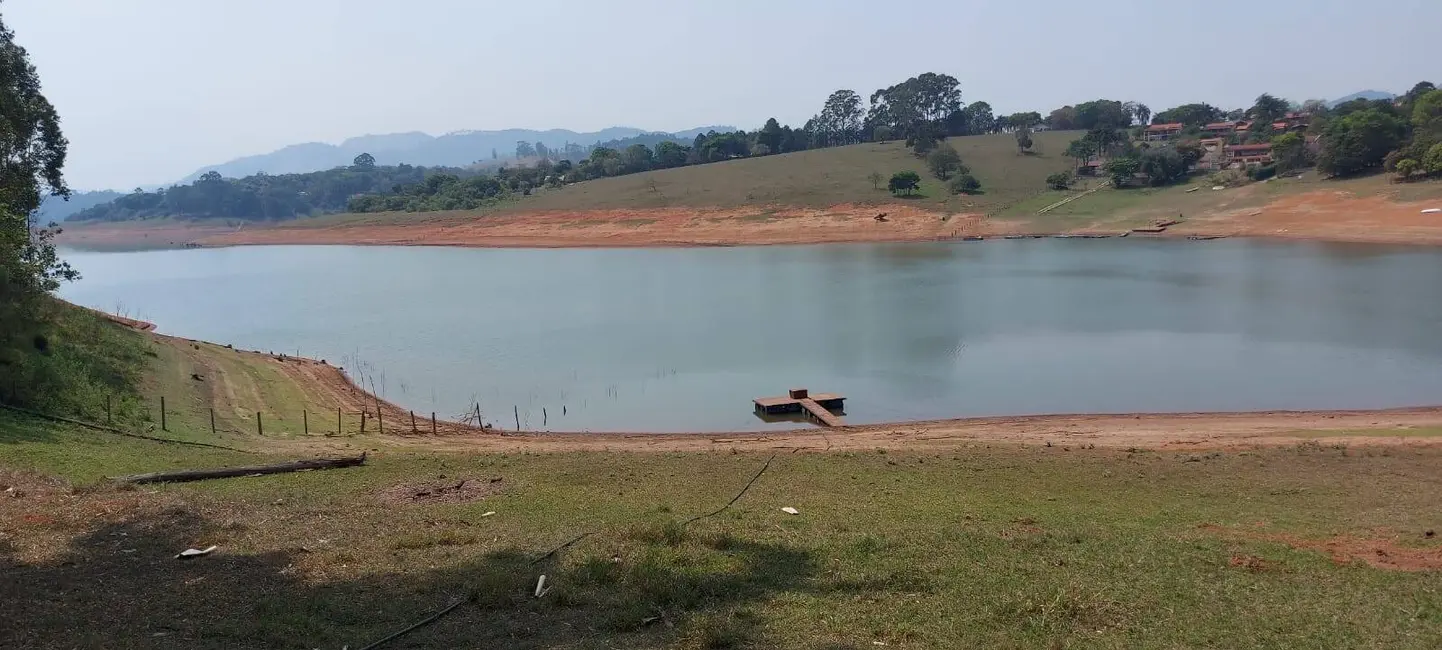 Chácara com 3 quartos à venda, 300m2 em Piracaia - SP - imagem 5 Foto 5 de Chácara com 3 quartos à venda, 300m2 em Piracaia - SP