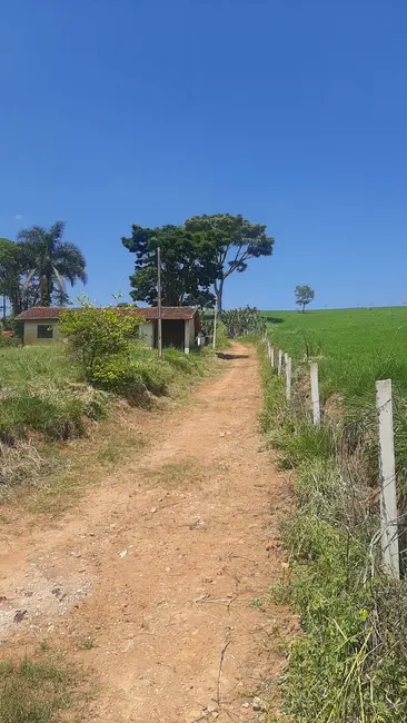 Sítio / Rancho com 2 quartos à venda, 250m2 em Piracaia - SP - imagem 3 Foto 3 de Sítio / Rancho com 2 quartos à venda, 250m2 em Piracaia - SP