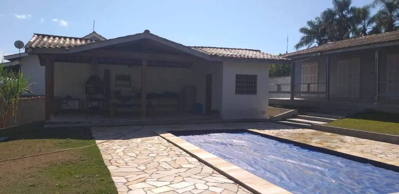 Chácara com 3 quartos à venda, 300m2 em Piracaia - SP - imagem 4 Foto 4 de Chácara com 3 quartos à venda, 300m2 em Piracaia - SP