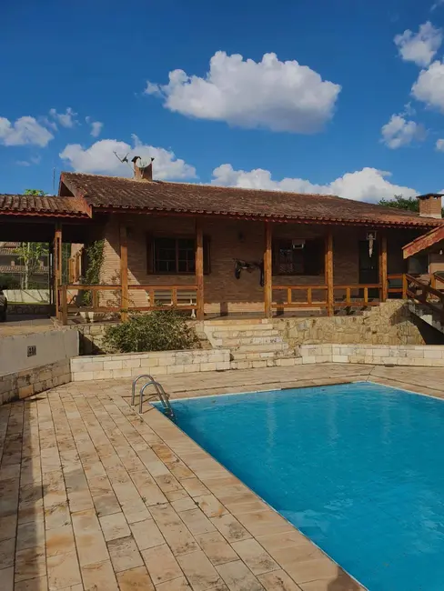 Chácara com 4 quartos à venda, 1326m2 em Vale dos Pinheiros, Atibaia - SP - imagem 1 Foto 1 de Chácara com 4 quartos à venda, 1326m2 em Vale dos Pinheiros, Atibaia - SP