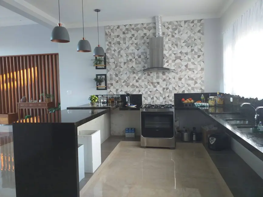 Chácara com 5 quartos à venda, 490m2 em Piracaia - SP - imagem 3 Foto 3 de Chácara com 5 quartos à venda, 490m2 em Piracaia - SP