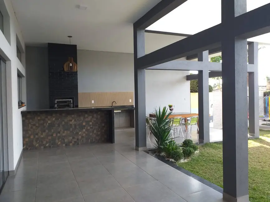 Chácara com 5 quartos à venda, 490m2 em Piracaia - SP - imagem 2 Foto 2 de Chácara com 5 quartos à venda, 490m2 em Piracaia - SP