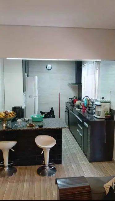 Chácara com 3 quartos à venda, 150m2 em Aruja - SP - imagem 2 Foto 2 de Chácara com 3 quartos à venda, 150m2 em Aruja - SP