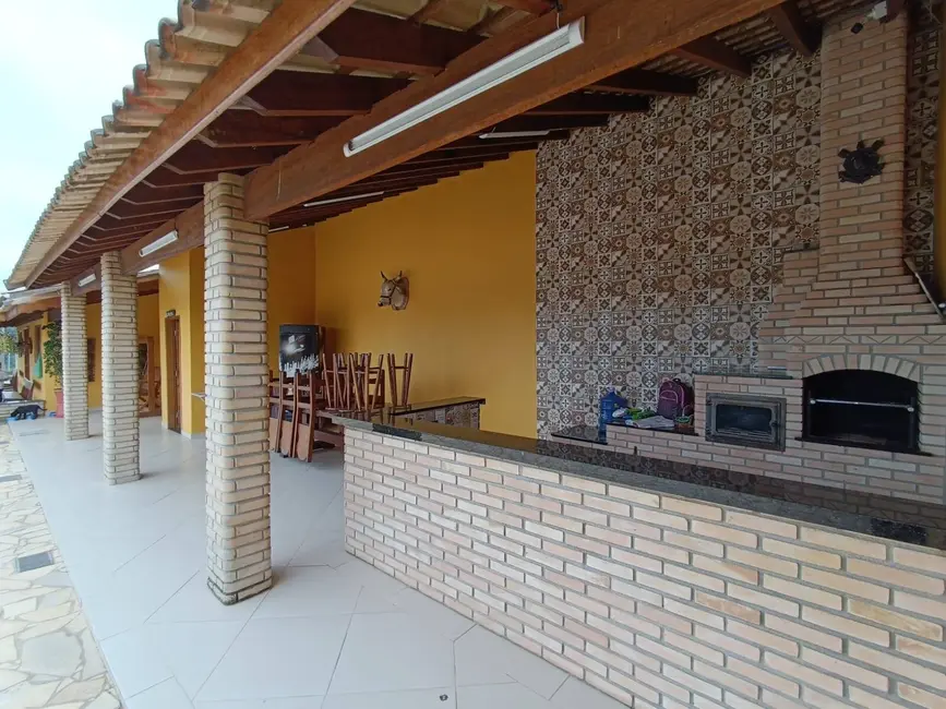 Chácara com 3 quartos à venda e para alugar em Igarata - SP - imagem 4 Foto 4 de Chácara com 3 quartos à venda e para alugar em Igarata - SP