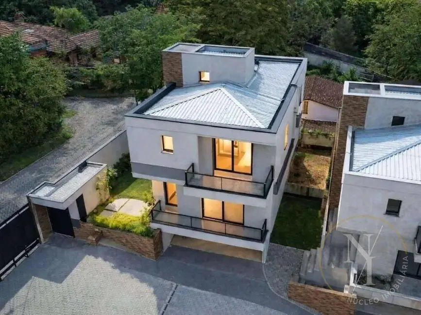 Foto 2 de Casa de Condomínio com 3 quartos à venda e para alugar, 326m2 em Chácara do Refúgio, Carapicuiba - SP