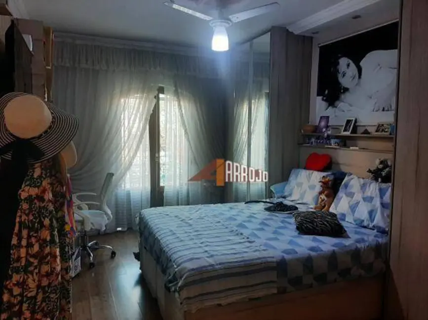 Sobrado com 3 quartos à venda, 195m2 em Vila Domitila, São Paulo - SP - imagem 8 Foto 8 de Sobrado com 3 quartos à venda, 195m2 em Vila Domitila, São Paulo - SP