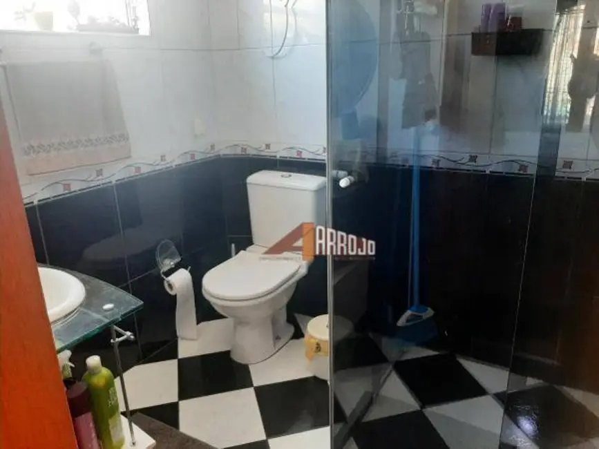 Sobrado com 3 quartos à venda, 195m2 em Vila Domitila, São Paulo - SP - imagem 9 Foto 9 de Sobrado com 3 quartos à venda, 195m2 em Vila Domitila, São Paulo - SP