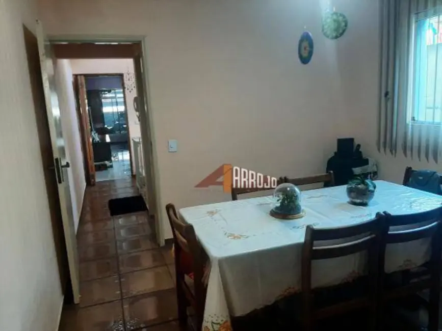 Sobrado com 3 quartos à venda, 195m2 em Vila Domitila, São Paulo - SP - imagem 5 Foto 5 de Sobrado com 3 quartos à venda, 195m2 em Vila Domitila, São Paulo - SP