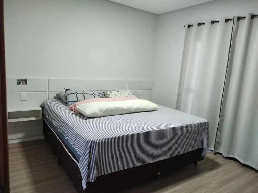 Foto 3 de Casa com 4 quartos à venda, 270m2 em Condomínio Residencial Fogaça, Jacarei - SP