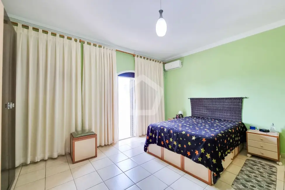 Foto 2 de Casa com 4 quartos à venda em Sao Jose Dos Campos - SP
