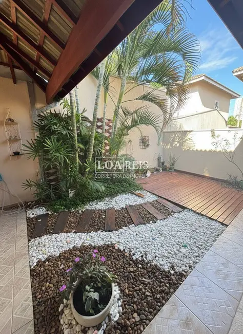 Foto 3 de Casa de Condomínio com 3 quartos para alugar, 140m2 em Loteamento Villa Branca, Jacarei - SP