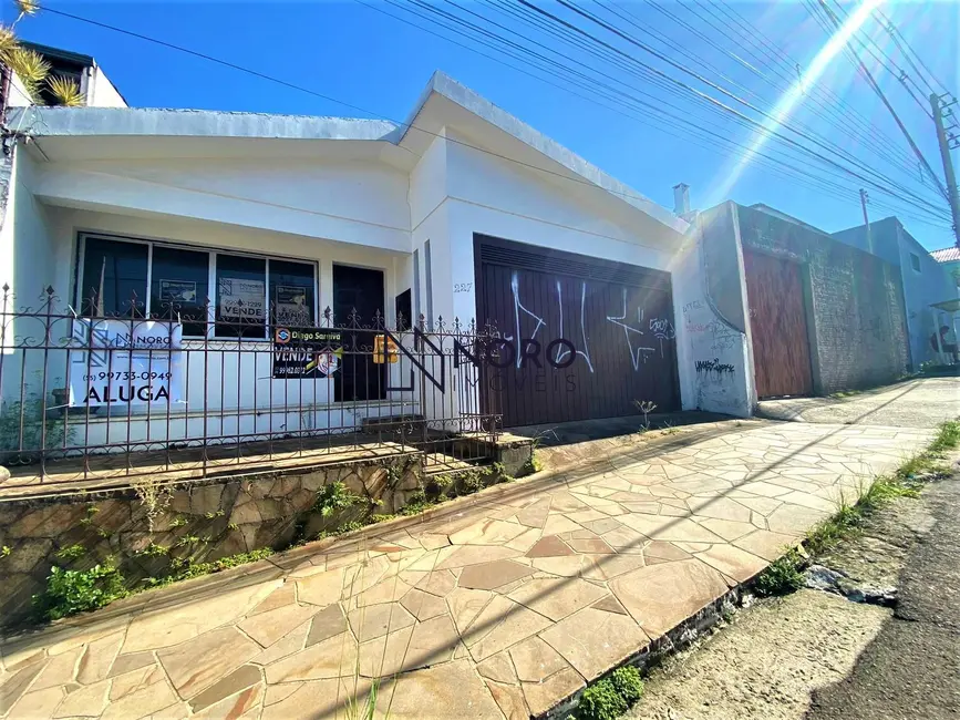 Foto 1 de Casa com 5 quartos para alugar, 152m2 em Itararé, Santa Maria - RS