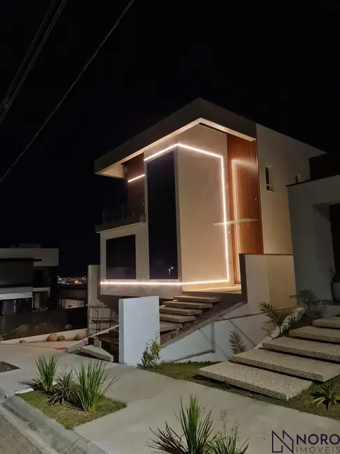 Foto 2 de Casa de Condomínio com 3 quartos à venda, 300m2 em Tomazetti, Santa Maria - RS