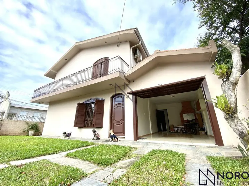 Casa com 4 quartos à venda, 229m2 em Nossa Senhora Medianeira, Santa Maria - RS - imagem 1 Foto 1 de Casa com 4 quartos à venda, 229m2 em Nossa Senhora Medianeira, Santa Maria - RS