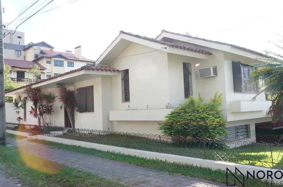 Foto 1 de Casa com 3 quartos à venda, 275m2 em Nossa Senhora de Lourdes, Santa Maria - RS