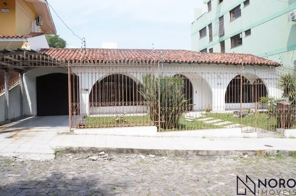 Foto 1 de Casa com 4 quartos à venda, 348m2 em Nossa Senhora de Lourdes, Santa Maria - RS