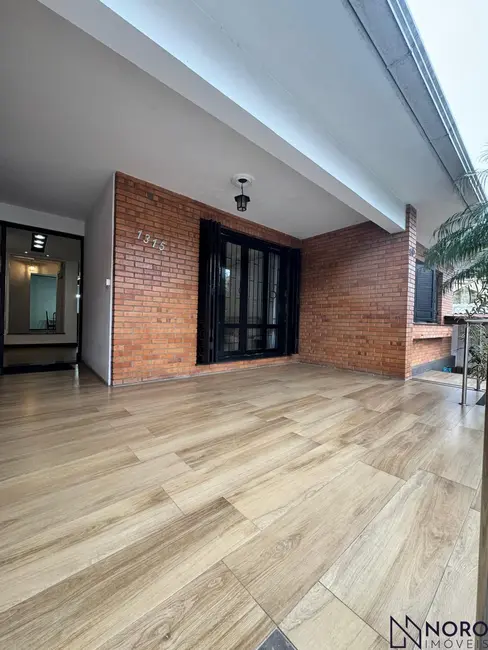 Casa com 4 quartos à venda, 242m2 em Nossa Senhora do Rosário, Santa Maria - RS - imagem 2 Foto 2 de Casa com 4 quartos à venda, 242m2 em Nossa Senhora do Rosário, Santa Maria - RS