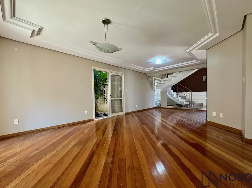 Foto 6 de Casa com 4 quartos à venda, 300m2 em Noal, Santa Maria - RS