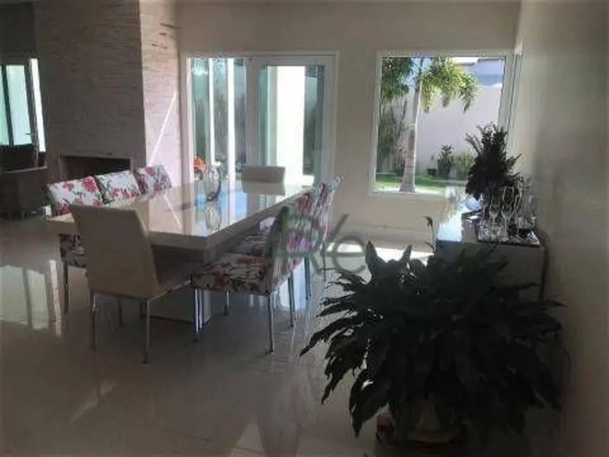 Casa com 4 quartos à venda e para alugar, 450m2 em Vila de São Fernando, Cotia - SP - imagem 6 Foto 6 de Casa com 4 quartos à venda e para alugar, 450m2 em Vila de São Fernando, Cotia - SP
