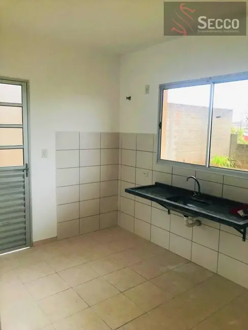 Foto 2 de Casa com 2 quartos à venda, 45m2 em Botucatu - SP