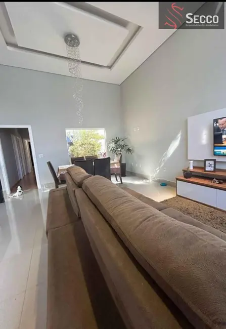 Foto 2 de Casa com 3 quartos à venda, 1050m2 em Botucatu - SP