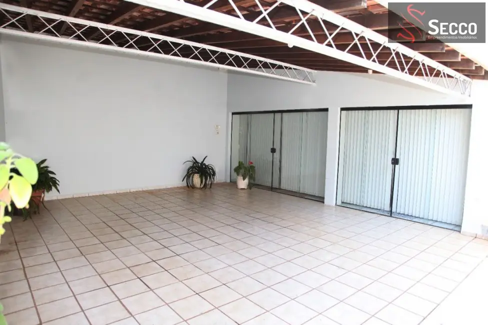 Foto 1 de Sobrado com 3 quartos à venda, 1050m2 em Vila São Lúcio, Botucatu - SP