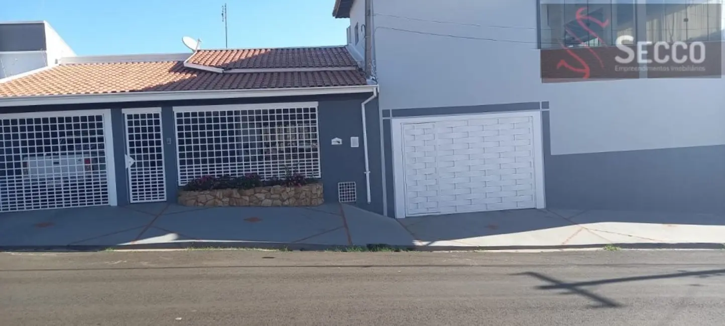 Foto 1 de Casa com 3 quartos à venda, 1050m2 em Botucatu - SP
