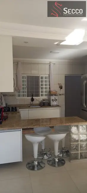 Foto 3 de Casa com 3 quartos à venda, 1050m2 em Botucatu - SP