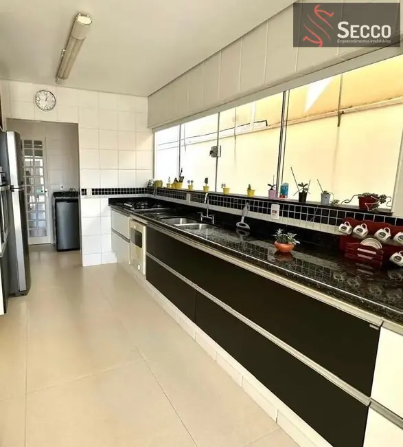 Foto 9 de Sobrado com 3 quartos à venda, 1050m2 em Colinas do Paraíso, Botucatu - SP