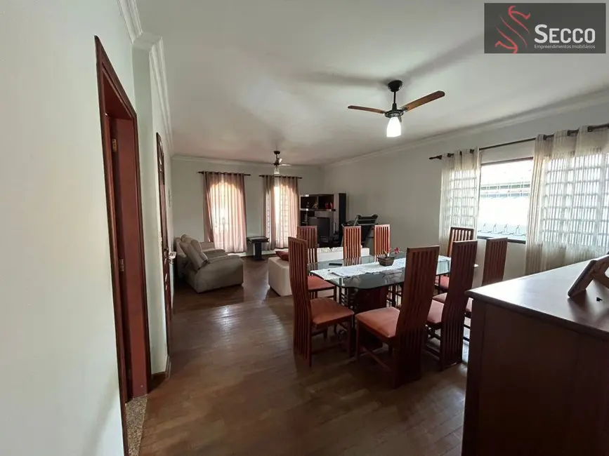 Foto 3 de Casa com 3 quartos à venda, 1050m2 em Jardim Paraíso, Botucatu - SP