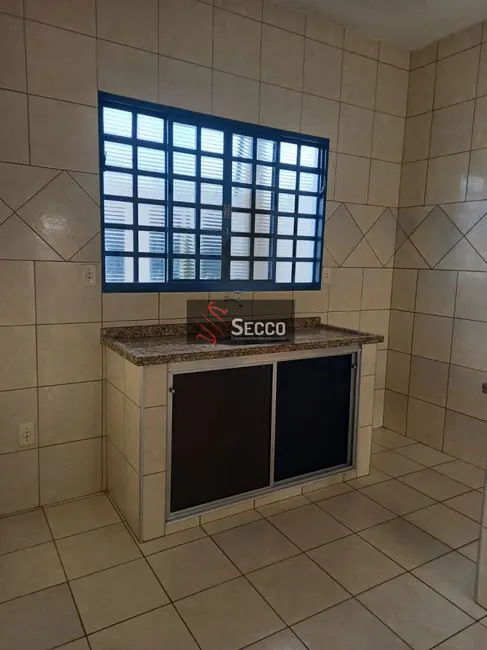 Foto 4 de Kitnet com 1 quarto para alugar, 1050m2 em Vila São Lúcio, Botucatu - SP