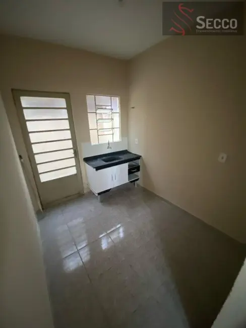 Foto 1 de Kitnet com 1 quarto para alugar, 1050m2 em Botucatu - SP